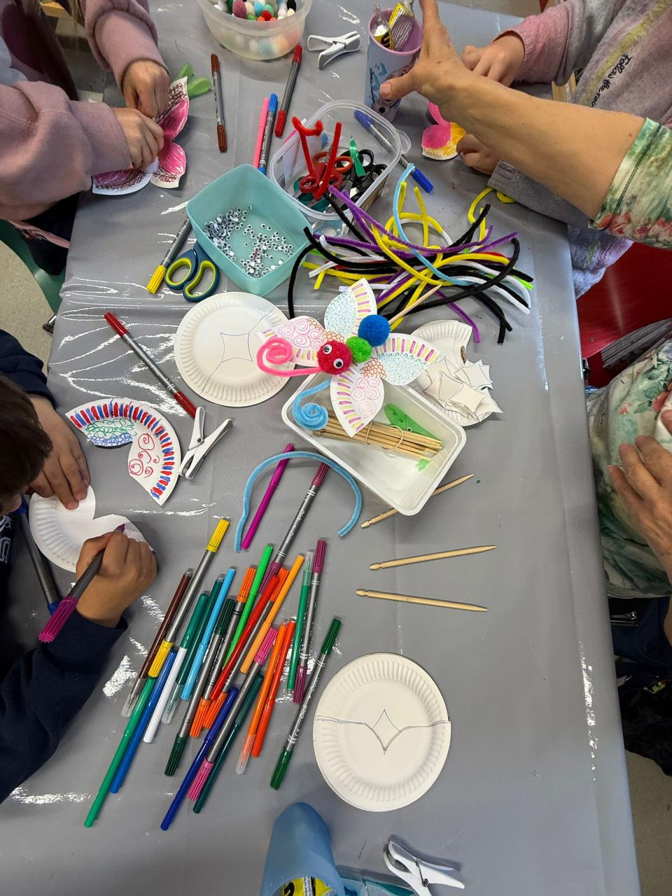 Ein Schmetterling aus Papptellern entsteht