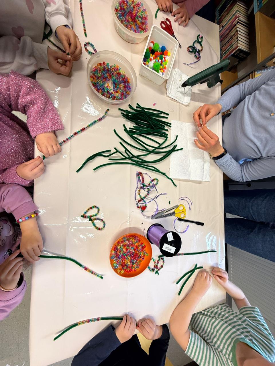 Hier werden Perlen aufgefädelt, bald enststeht daraus ein Osterhase