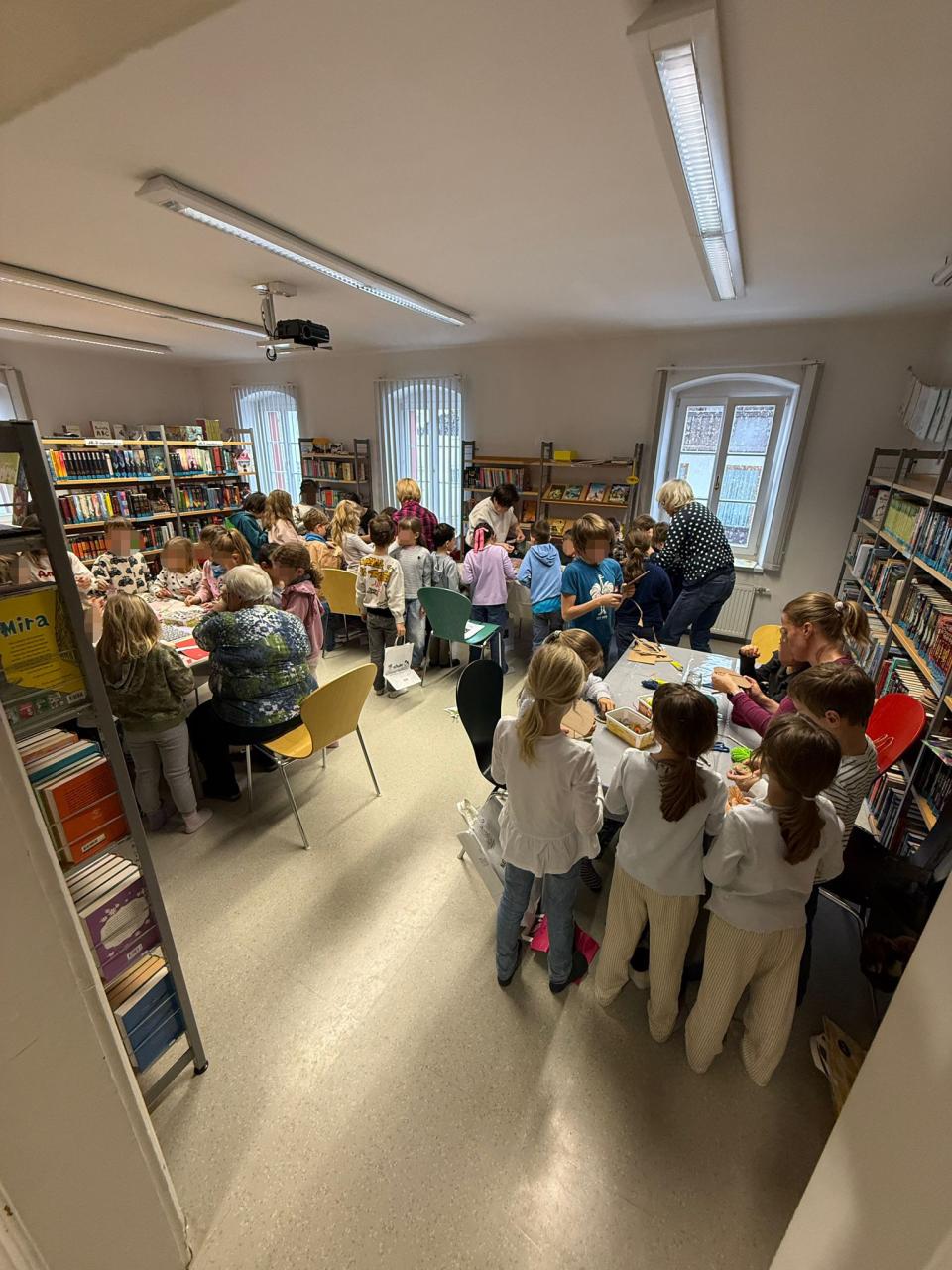 Basteltische voller Kinder