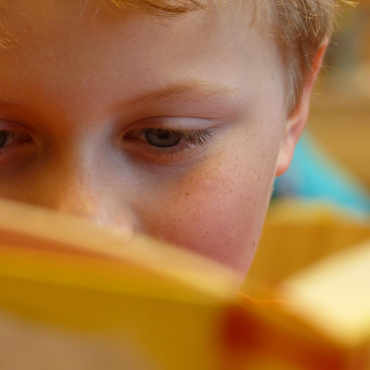 Symbolfoto: Lesender Bub